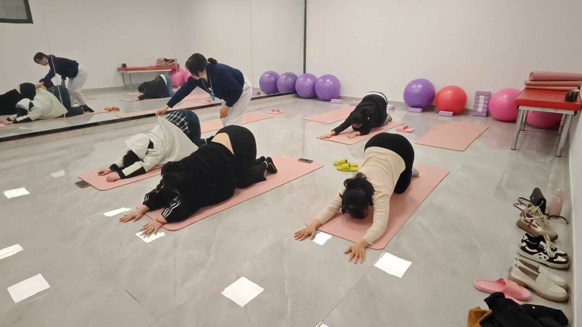 【我为群众办实事】总医院产科门诊开办孕妇学校，为产妇提供孕妇瑜伽服务
